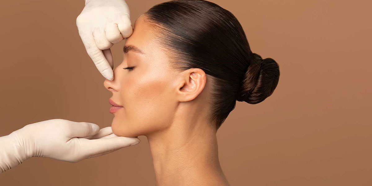 Was wird mit einer Rhinoplastik angestrebt?